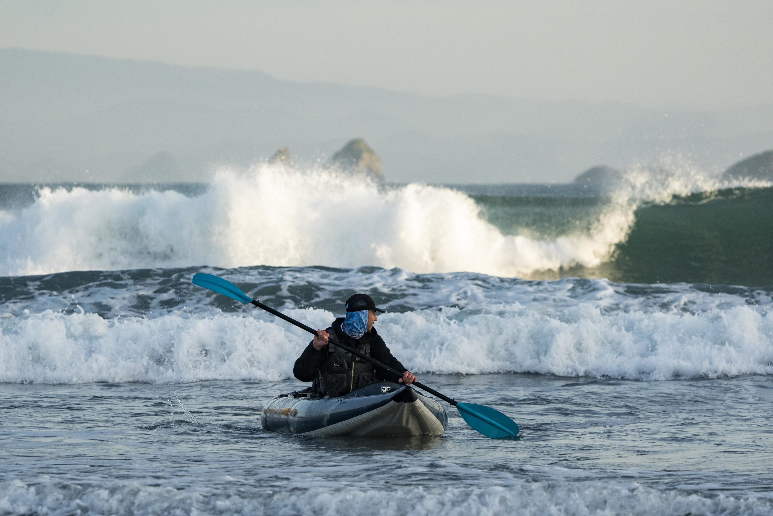 Read more about the article How to Inflatable Kayak Surf￼